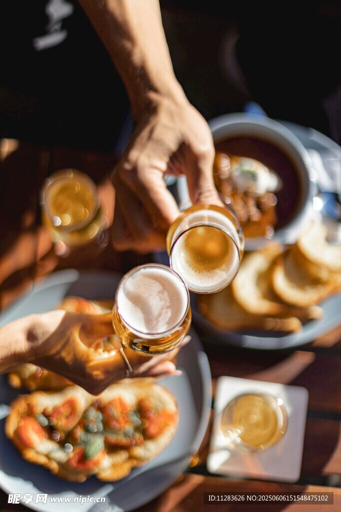 户外美味餐食与精酿啤酒