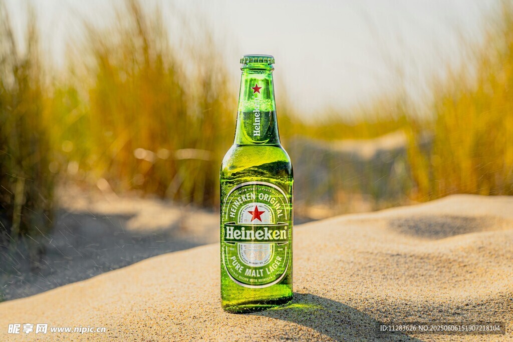 沙滩上的绿色啤酒瓶