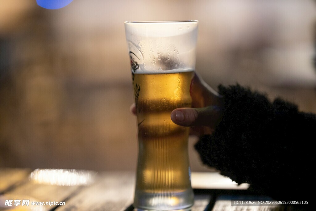 手持啤酒杯特写