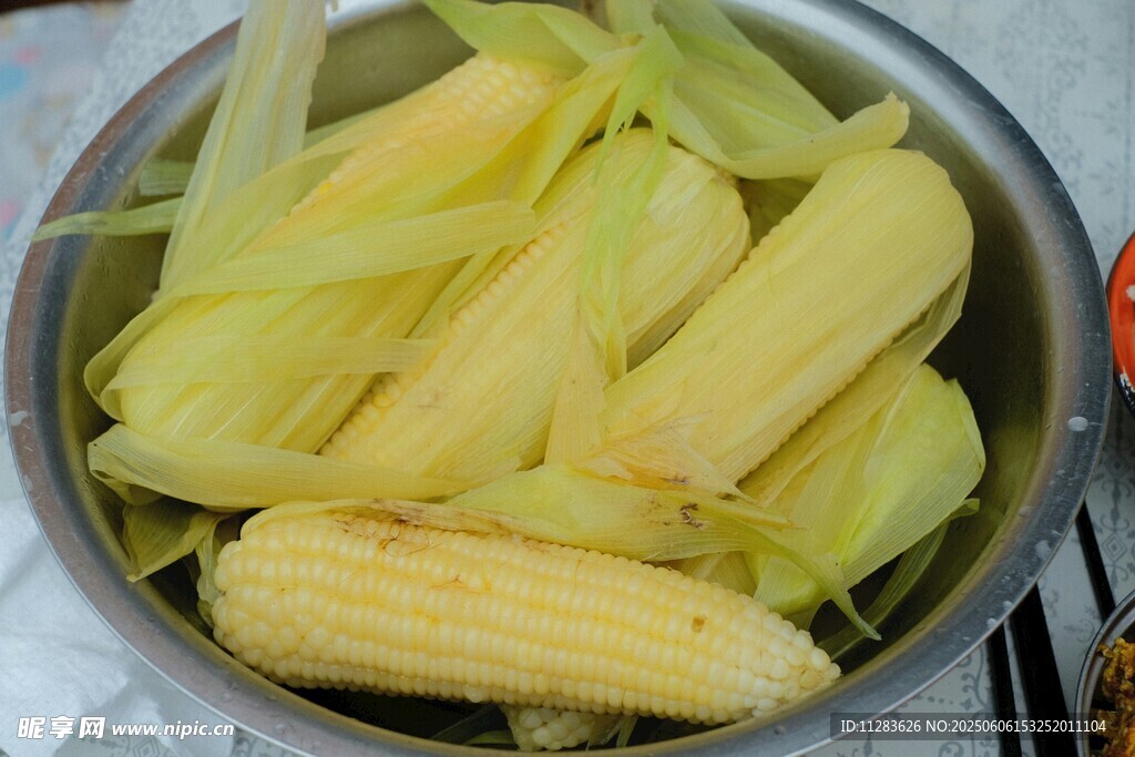锅中煮着的新鲜玉米棒