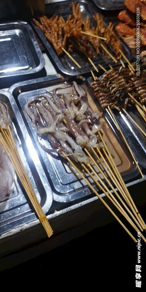 夜市美味串串待品尝