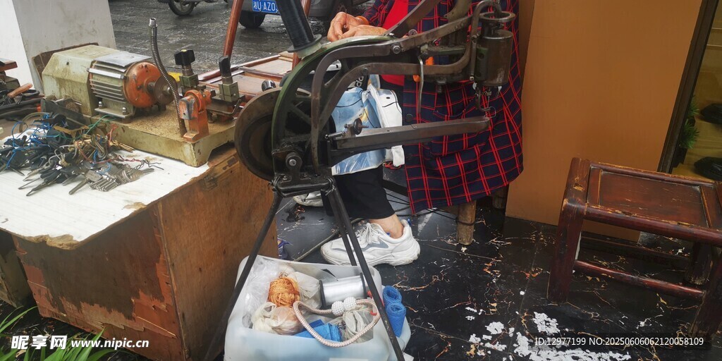 室内杂乱场景中的人物背影