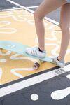 女孩街头玩滑板瞬间