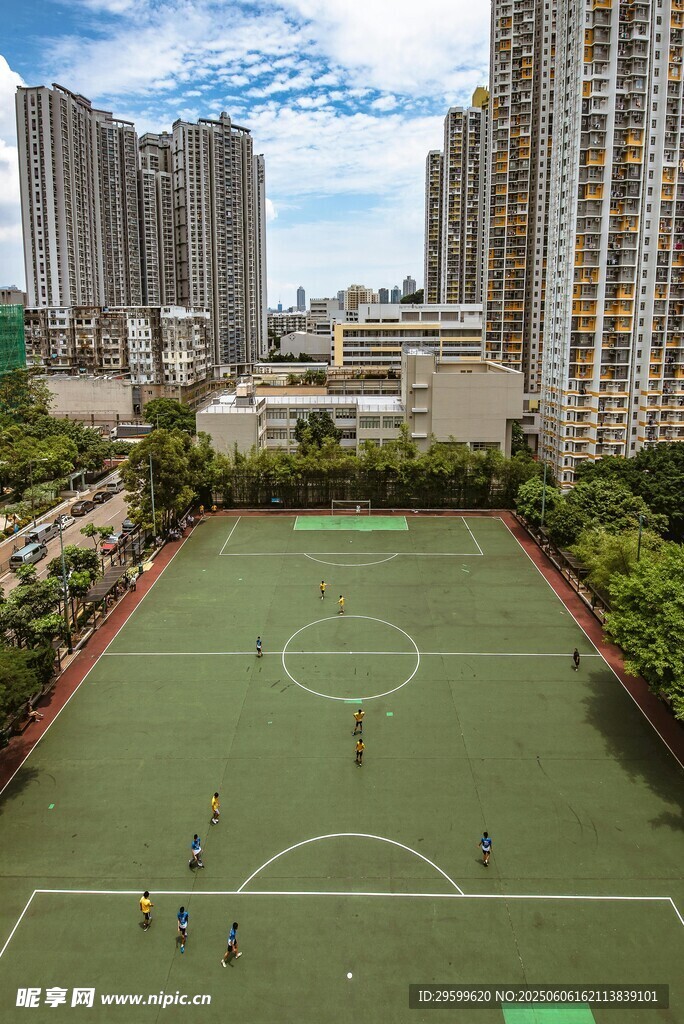 城市中的绿茵足球场