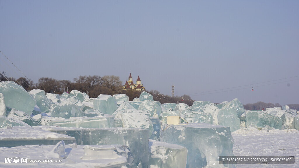 冰雪景观中的梦幻冰雕世界