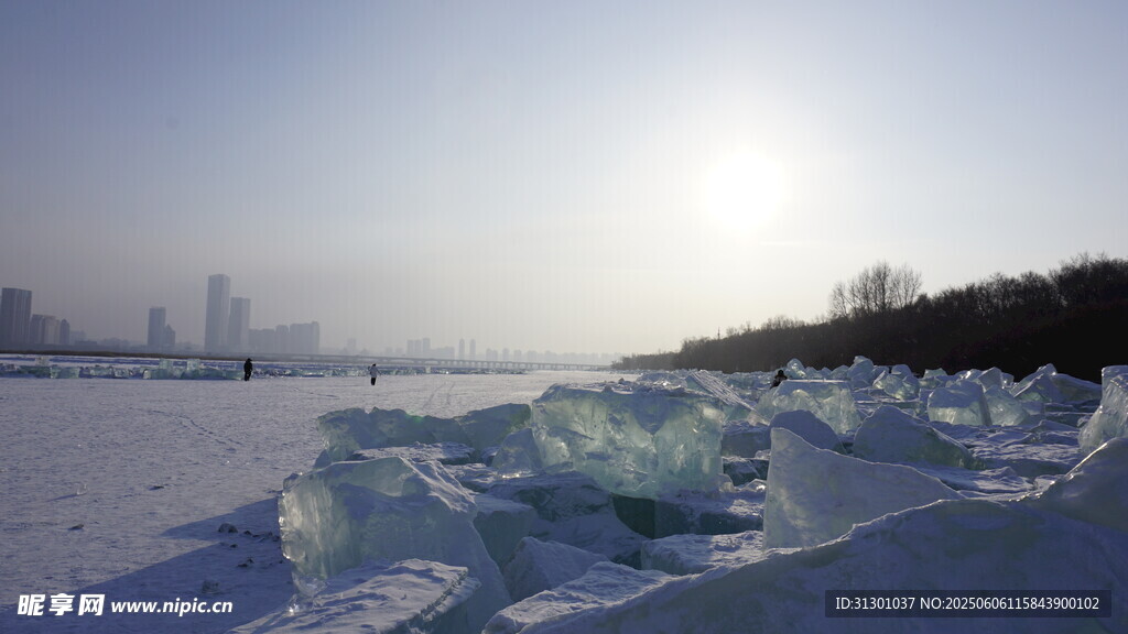 冬日冰景 阳光照耀雪地
