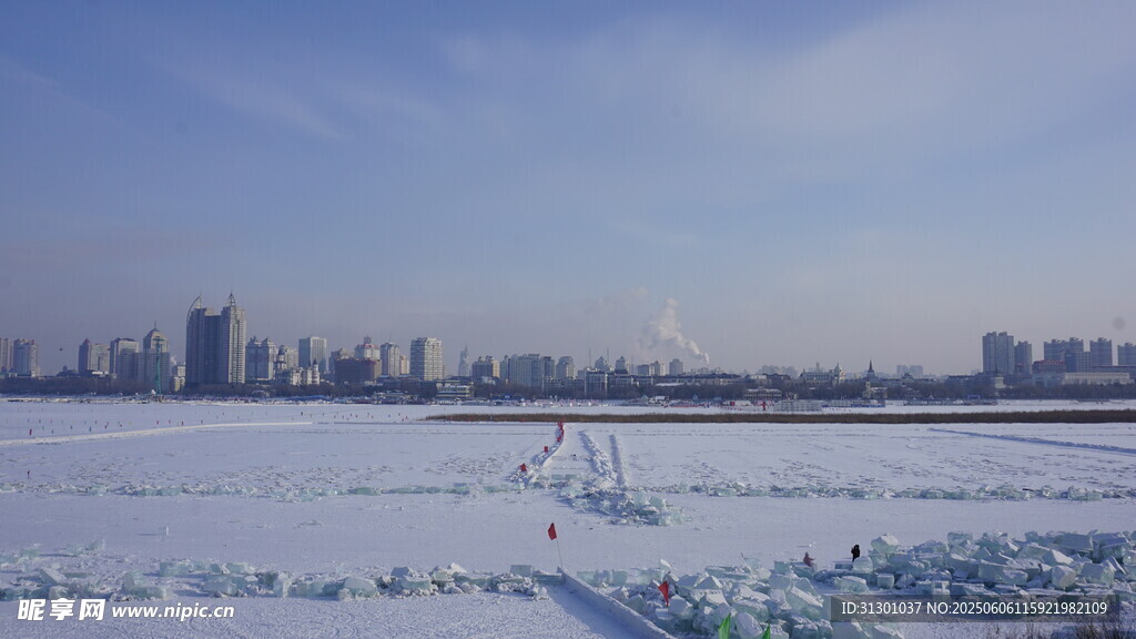 冬日雪地城市远景