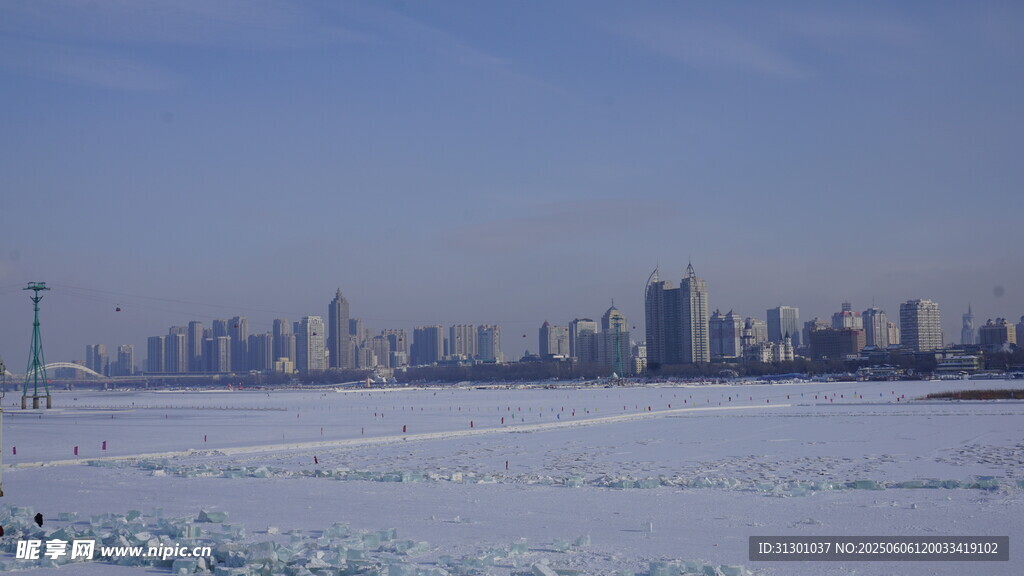 冰封湖面后的城市天际线