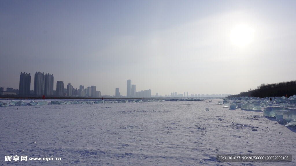 冬日城市边的冰封河岸