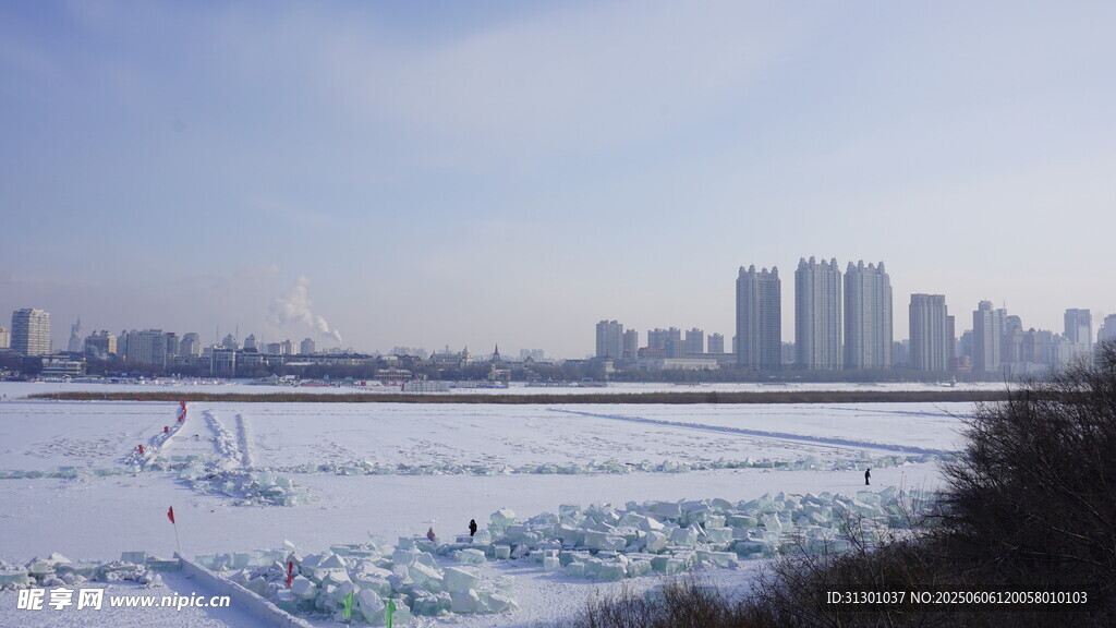 冬日城市雪景河畔风光