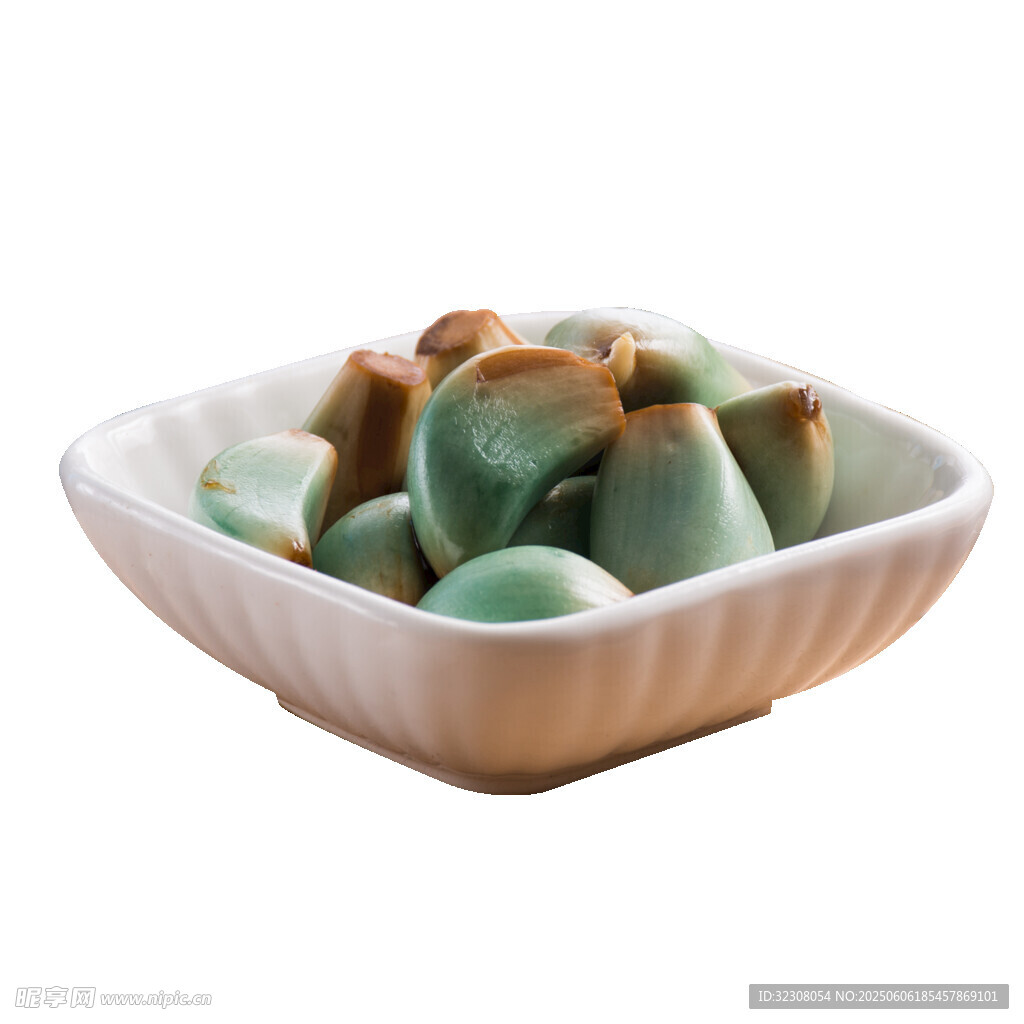 方形碗中的多彩糕点