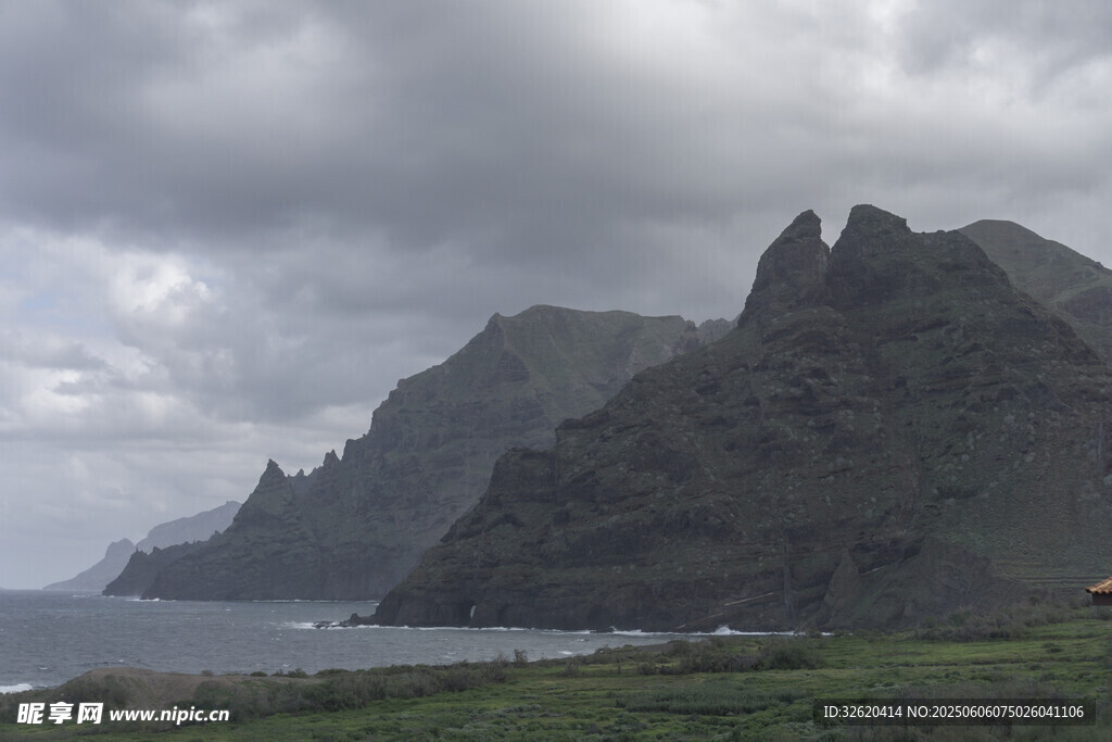 海边 山峦