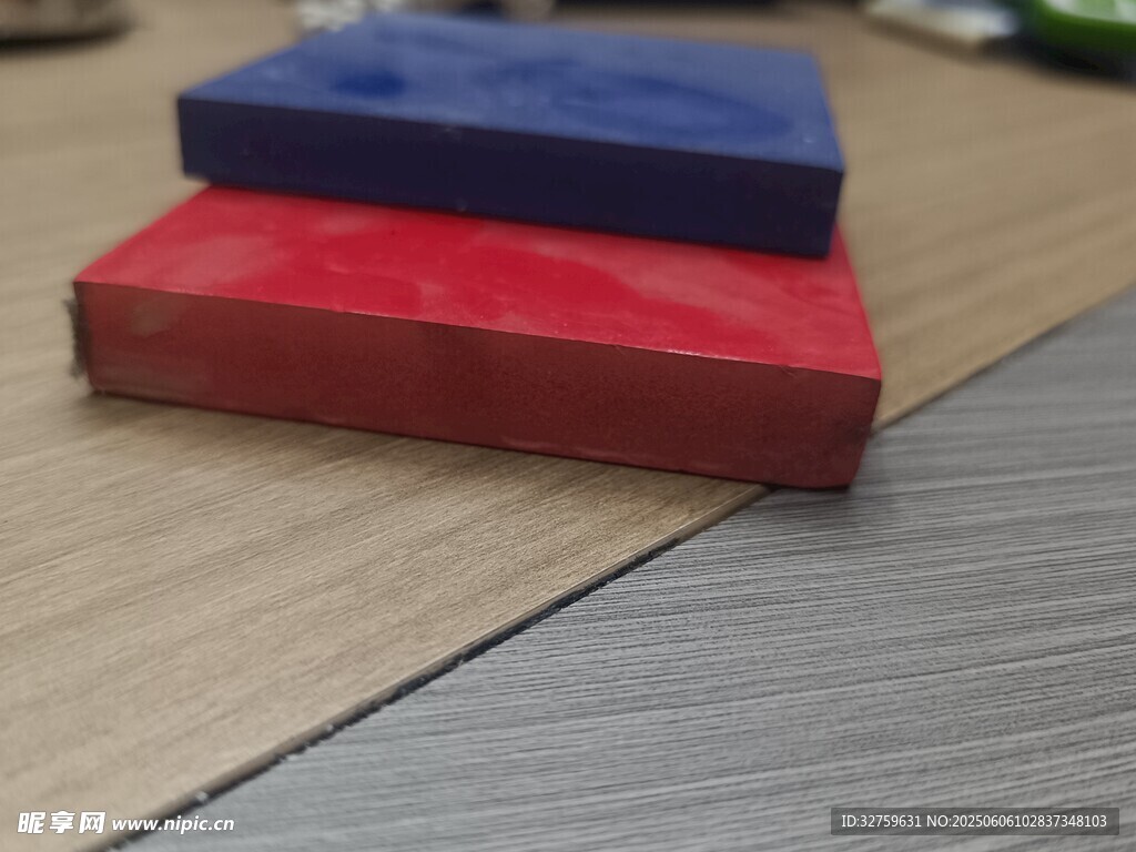 红蓝彩色橡皮块