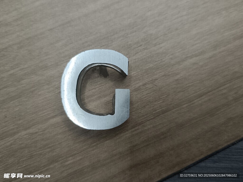 金属质感字母G特写
