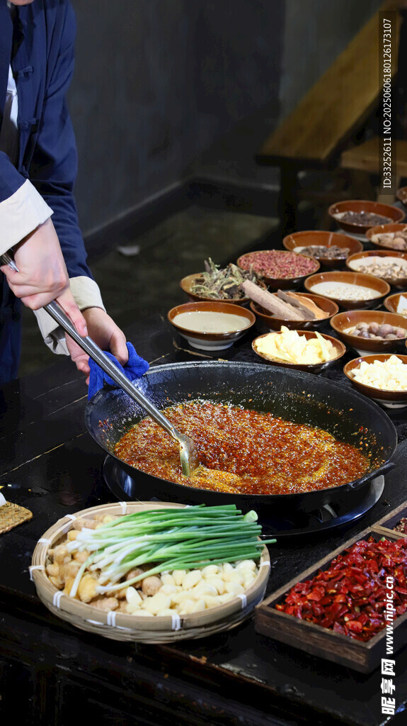 厨师烹制多样美食佳肴