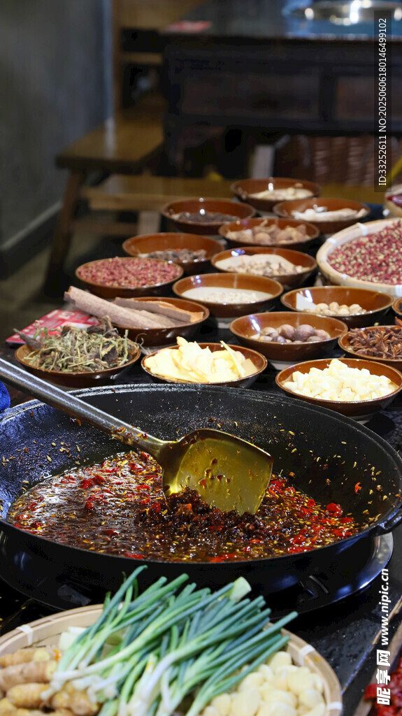 丰盛火锅食材摆满桌