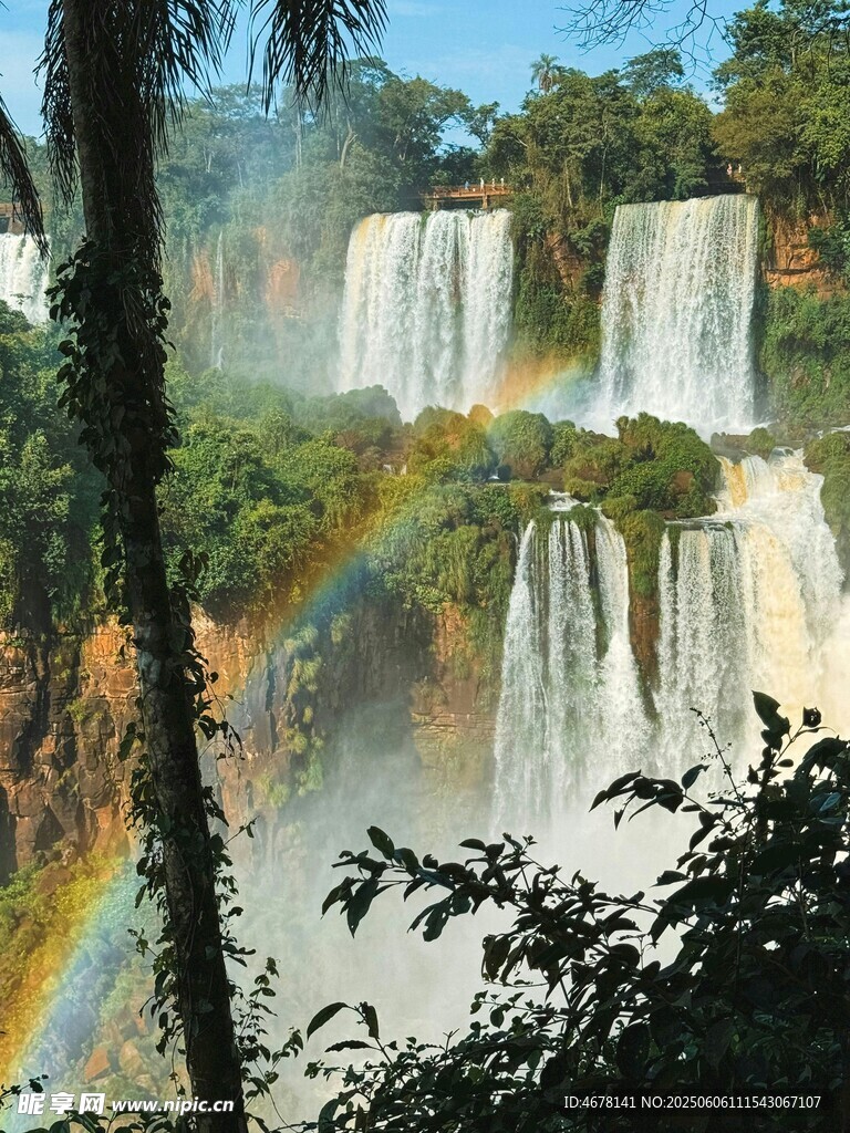 瀑布间的绚丽彩虹景观