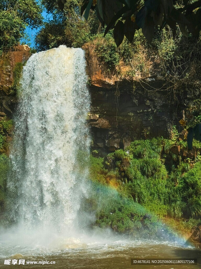 山间瀑布美景