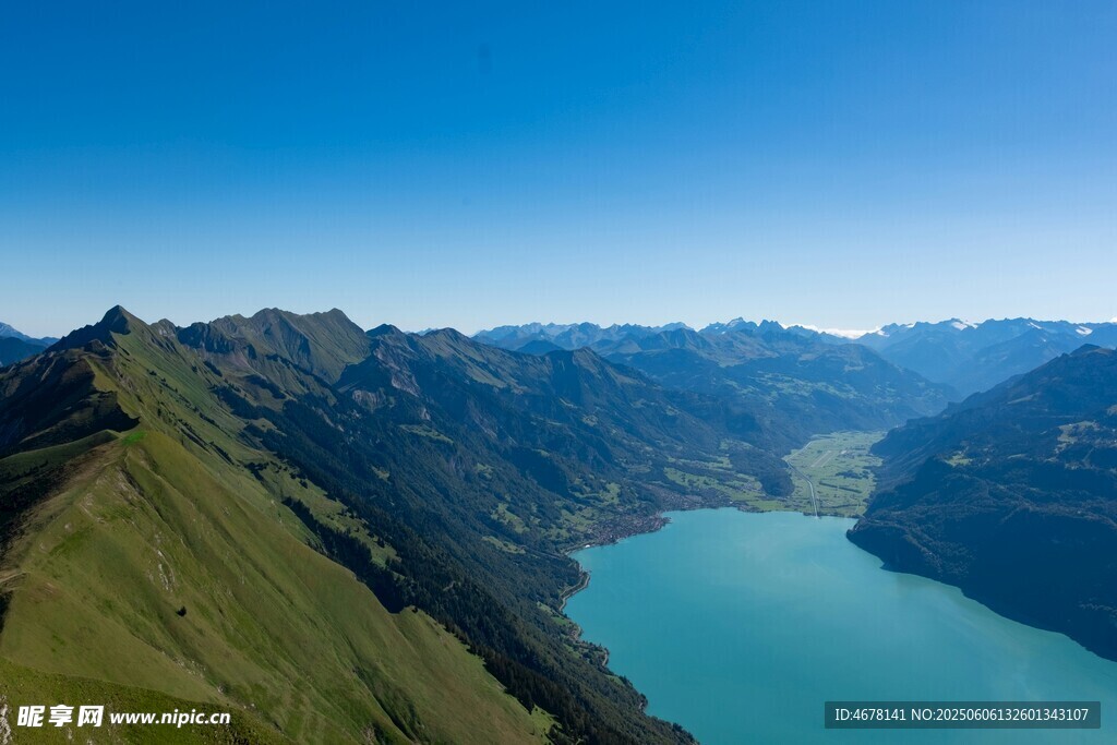 高山湖畔美景