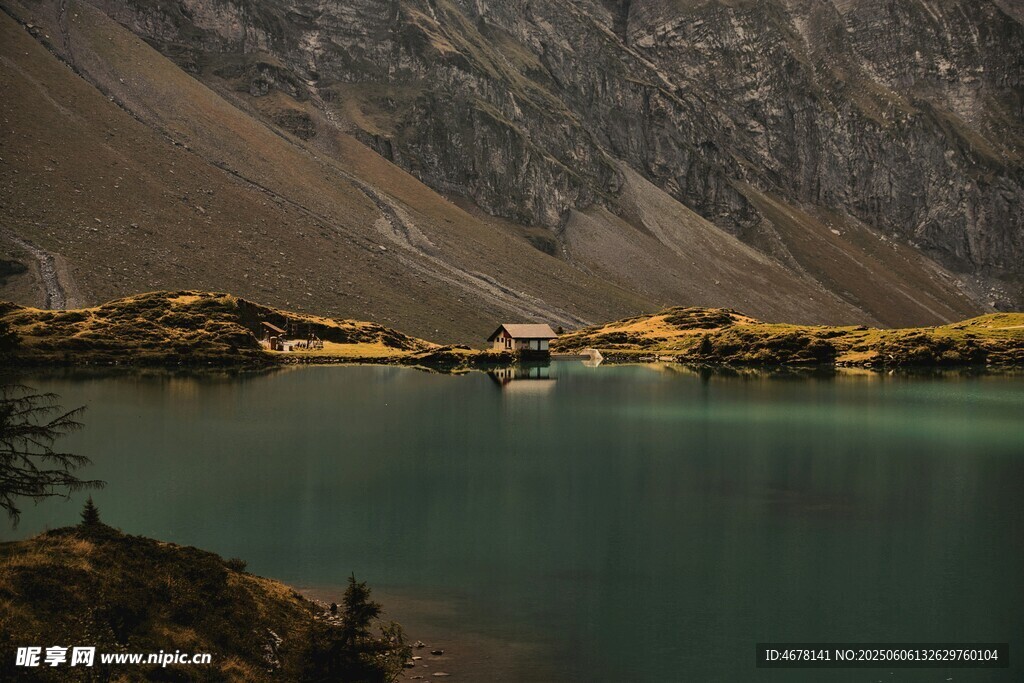 山间碧湖美景