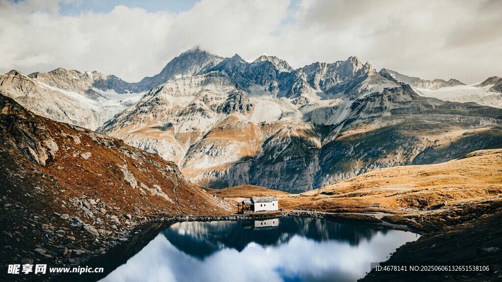 高山湖泊壮丽自然景观