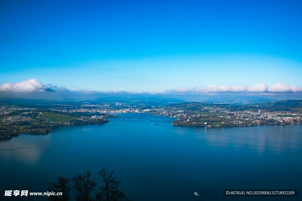 湖畔蓝天美景