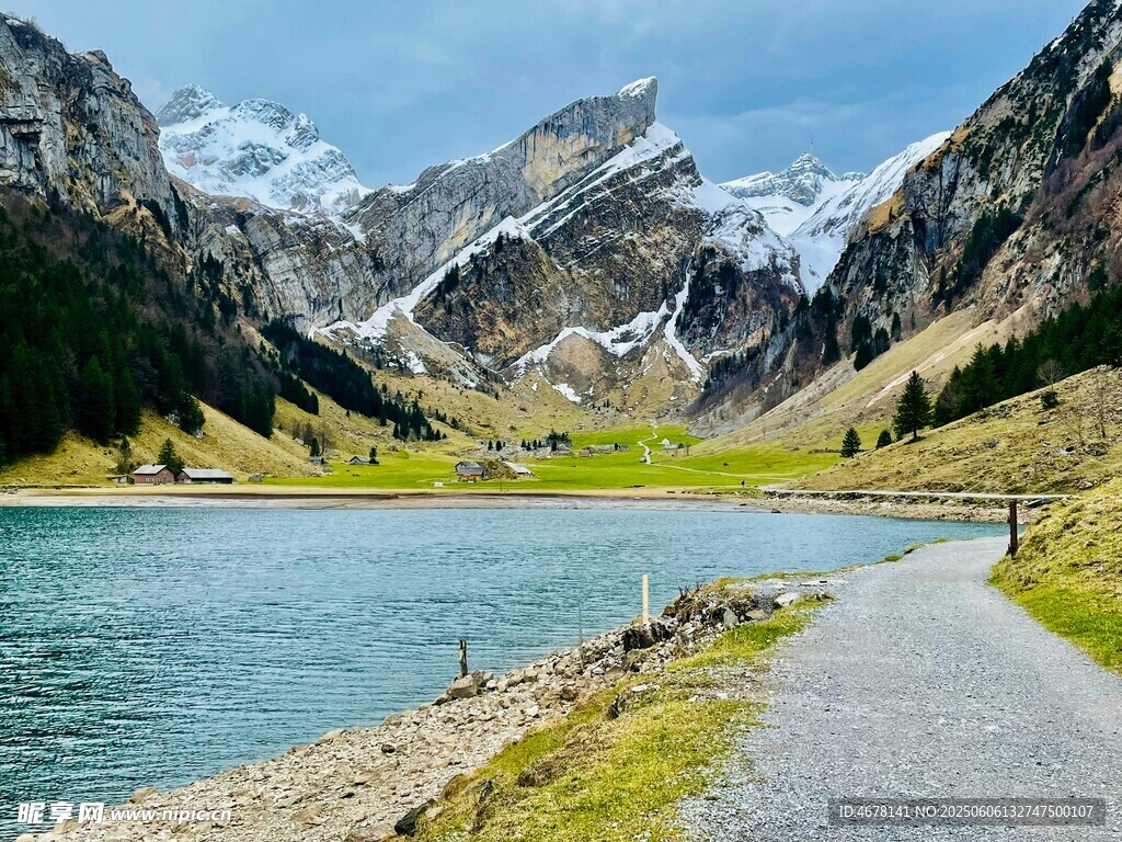 山间湖畔的宁静小路