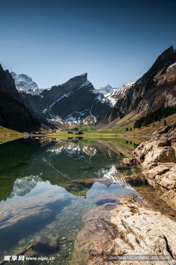 山间静谧湖景