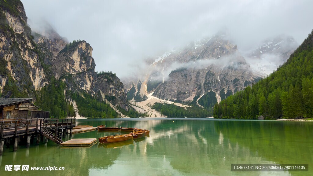湖畔山水间的静谧美景