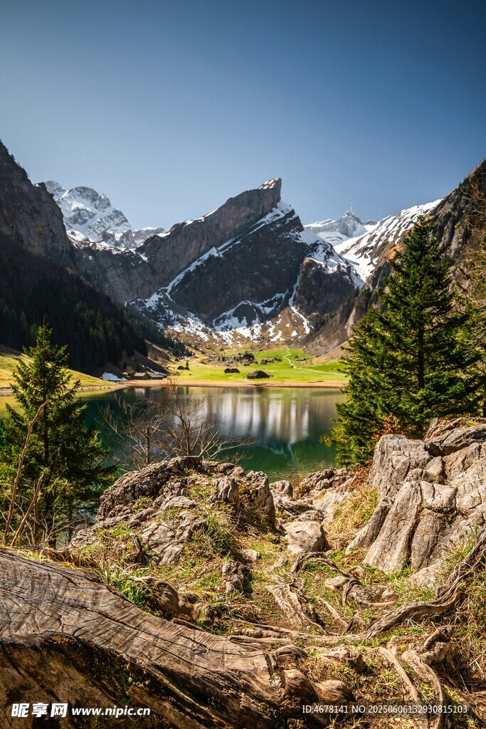 山间湖泊美景