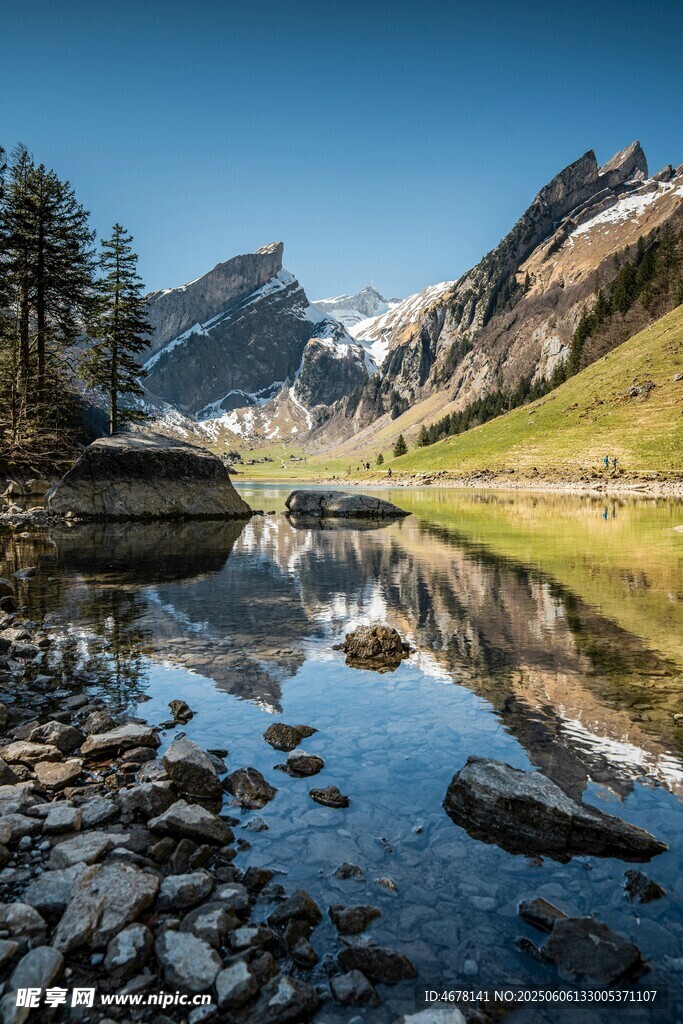 山间静谧湖景