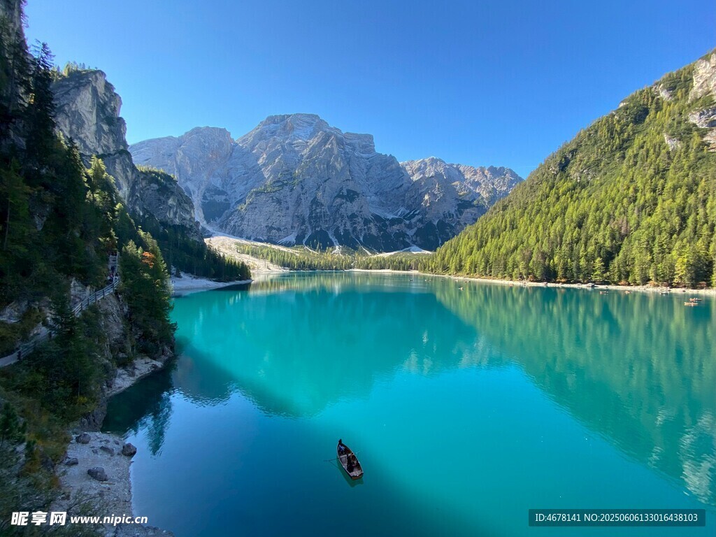 碧绿湖水与山间美景