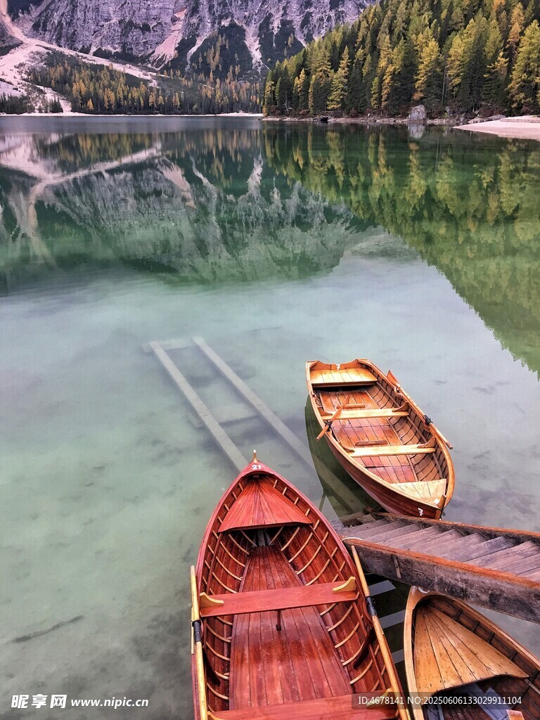 湖畔停泊的几艘木质小船