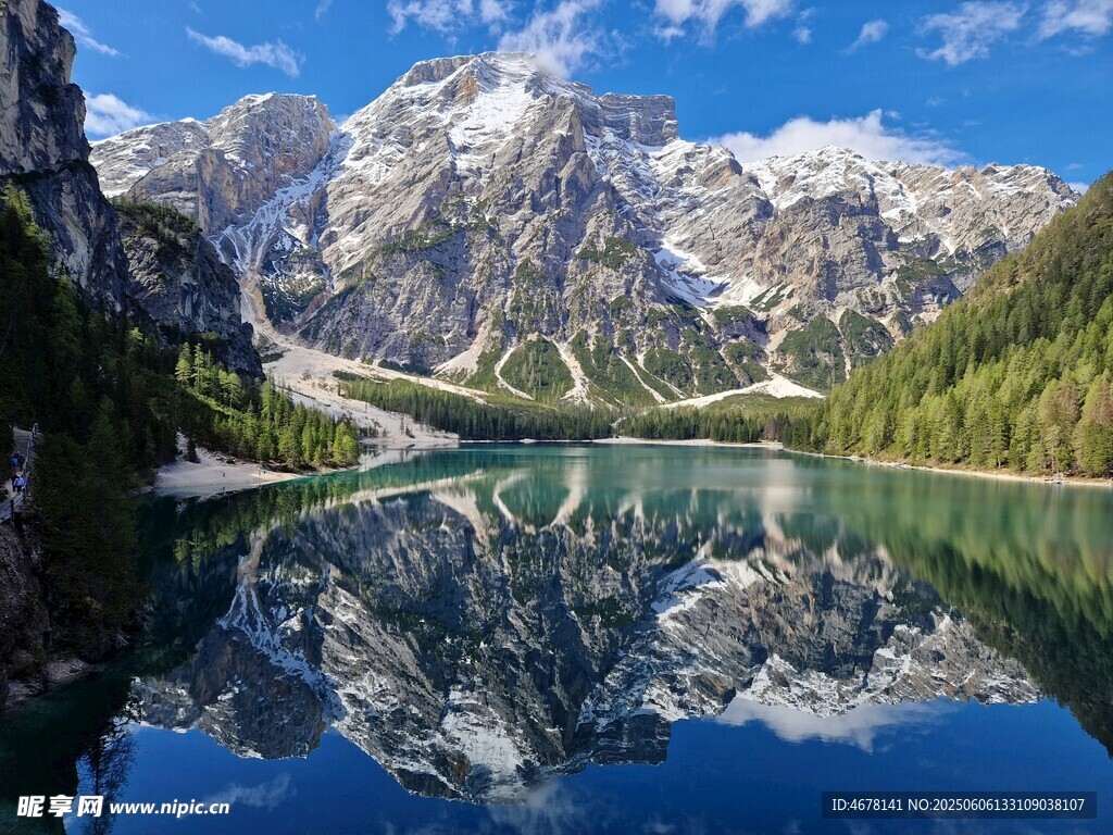 高山湖泊绝美自然风光