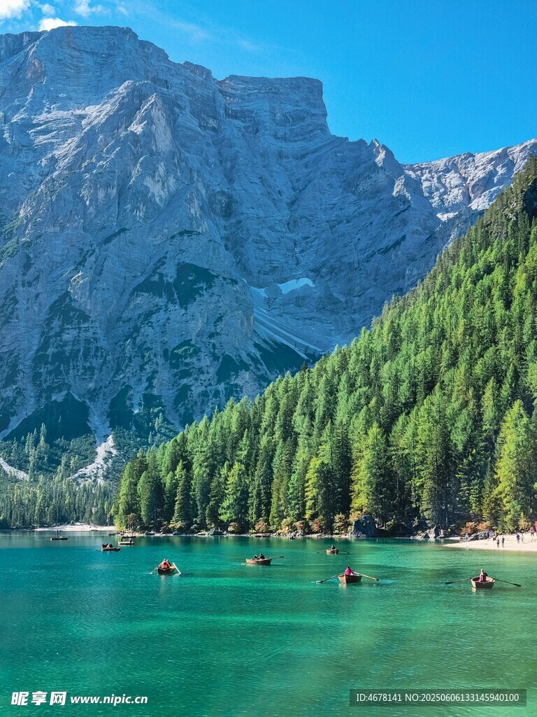 高山碧湖中的悠然小船