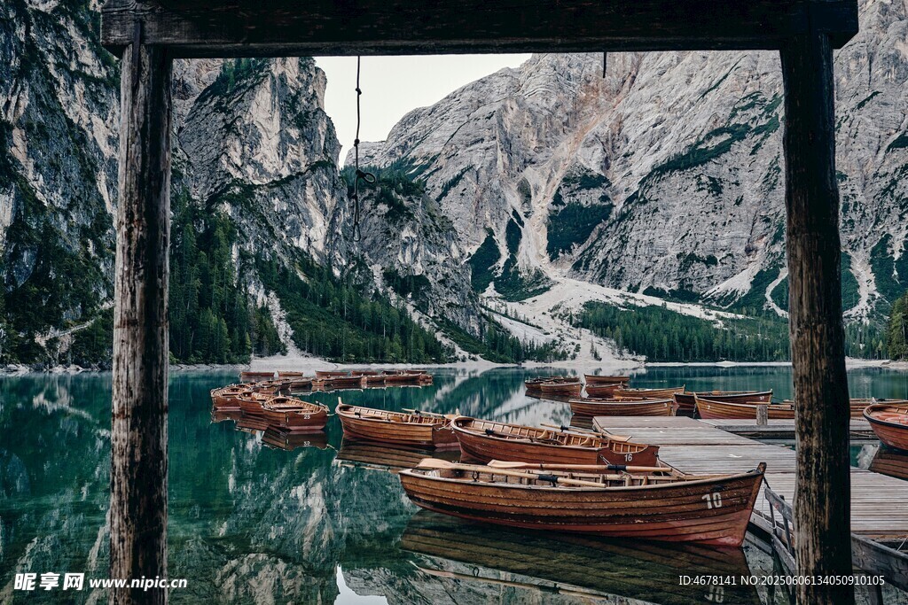 湖畔木船与壮丽山景