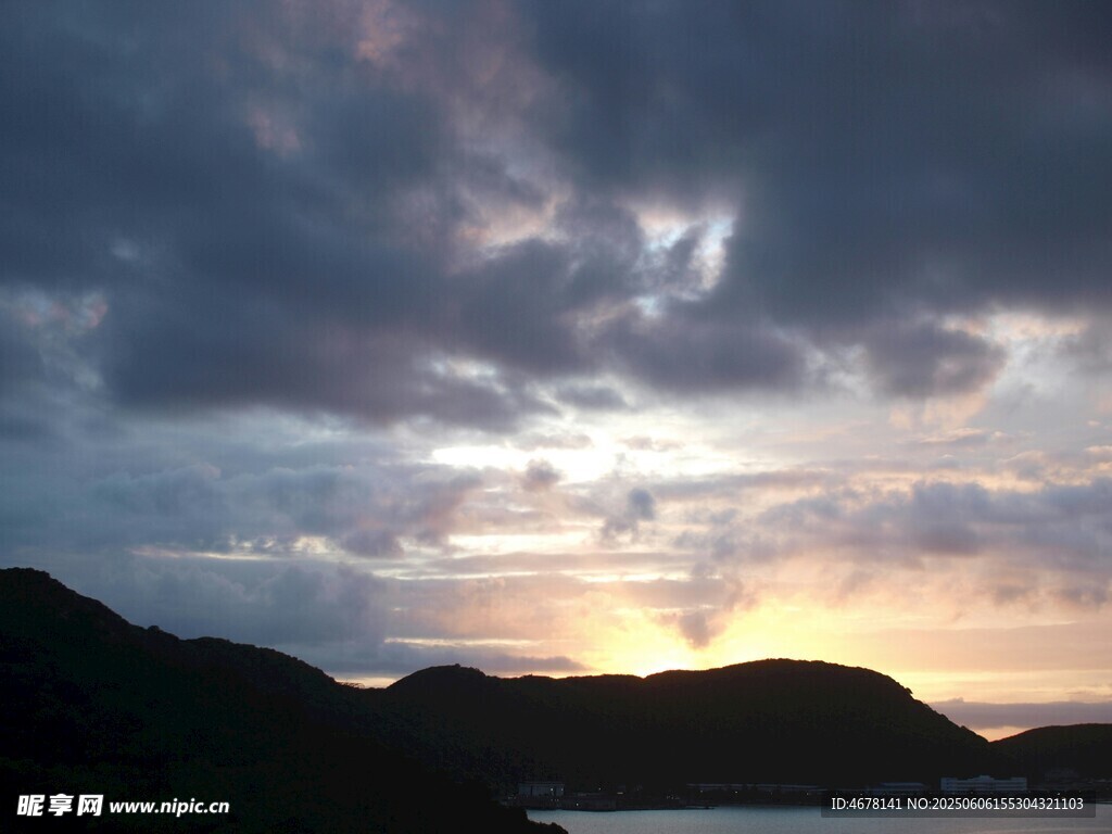 日落时分的山峦与云海