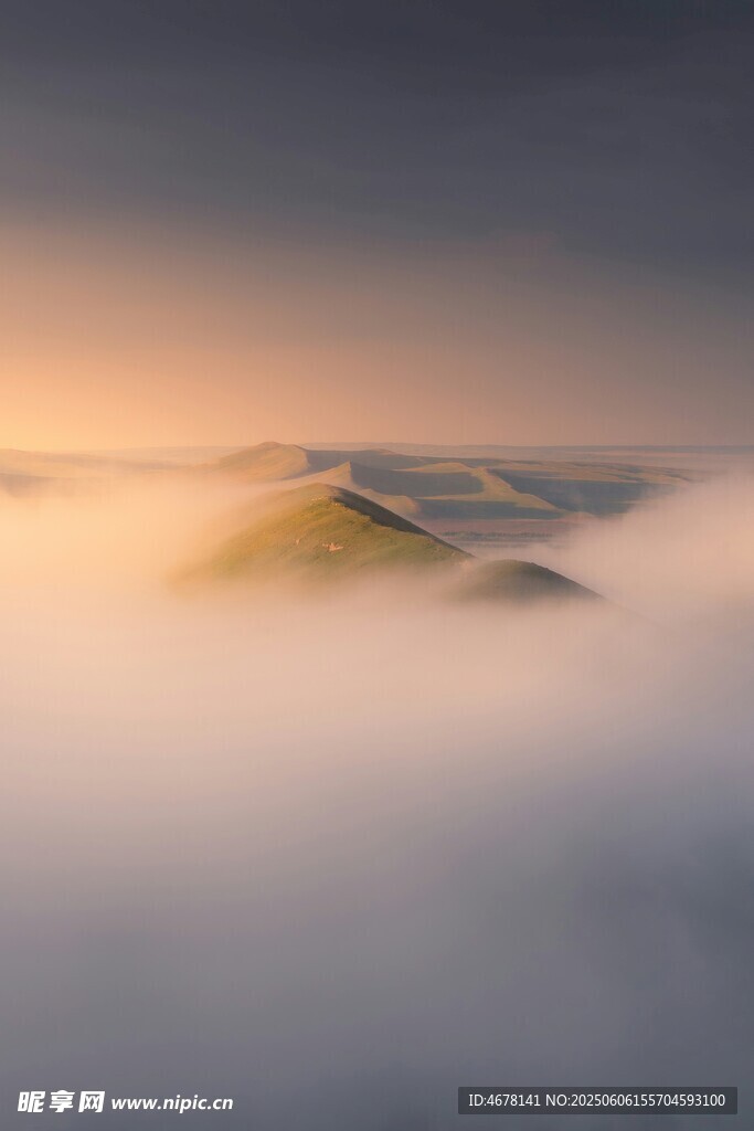 云海中的山峦美景