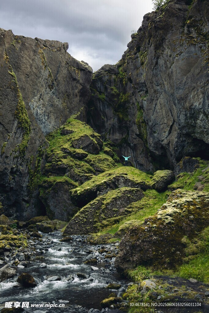 山间溪流穿岩石覆青苔