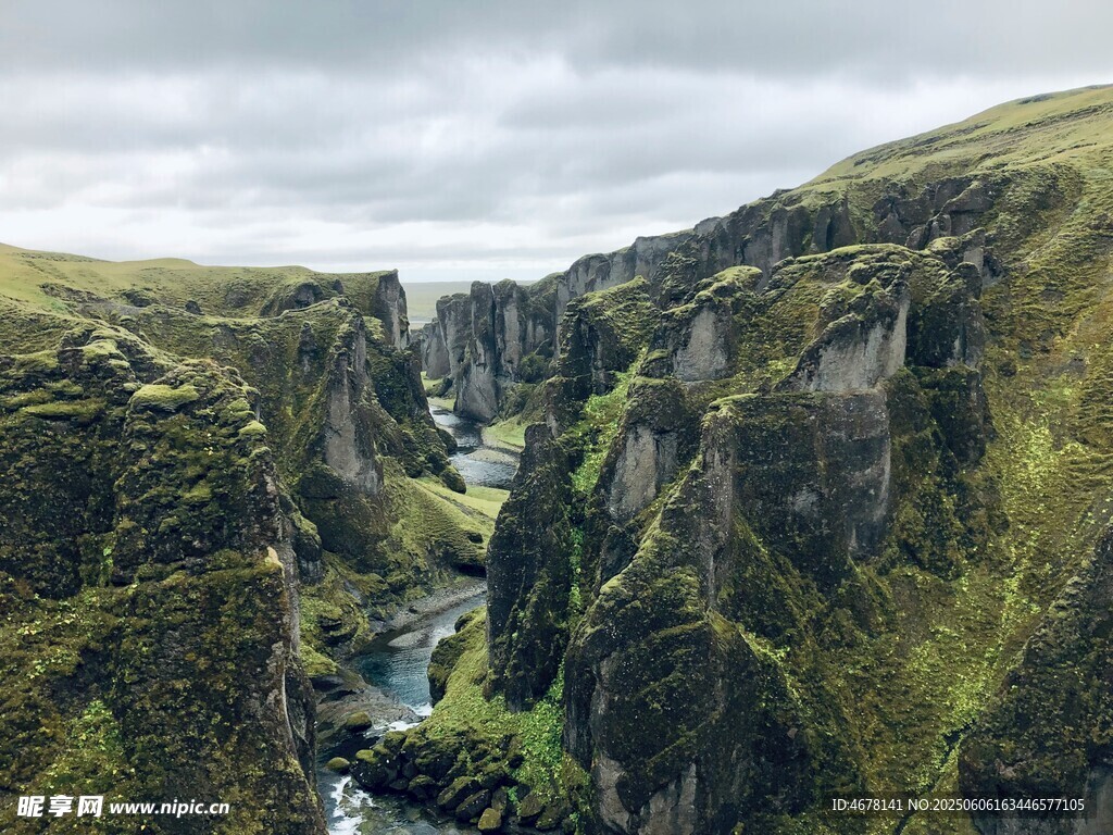 壮丽峡谷间的潺潺溪流