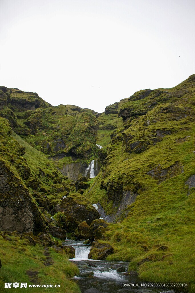 山间溪流与翠绿山坡景观