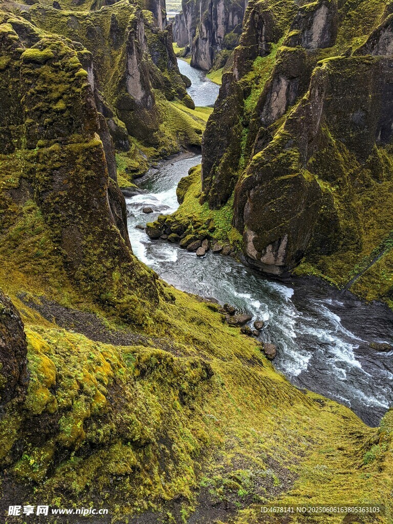 山间溪流蜿蜒于葱郁峡谷