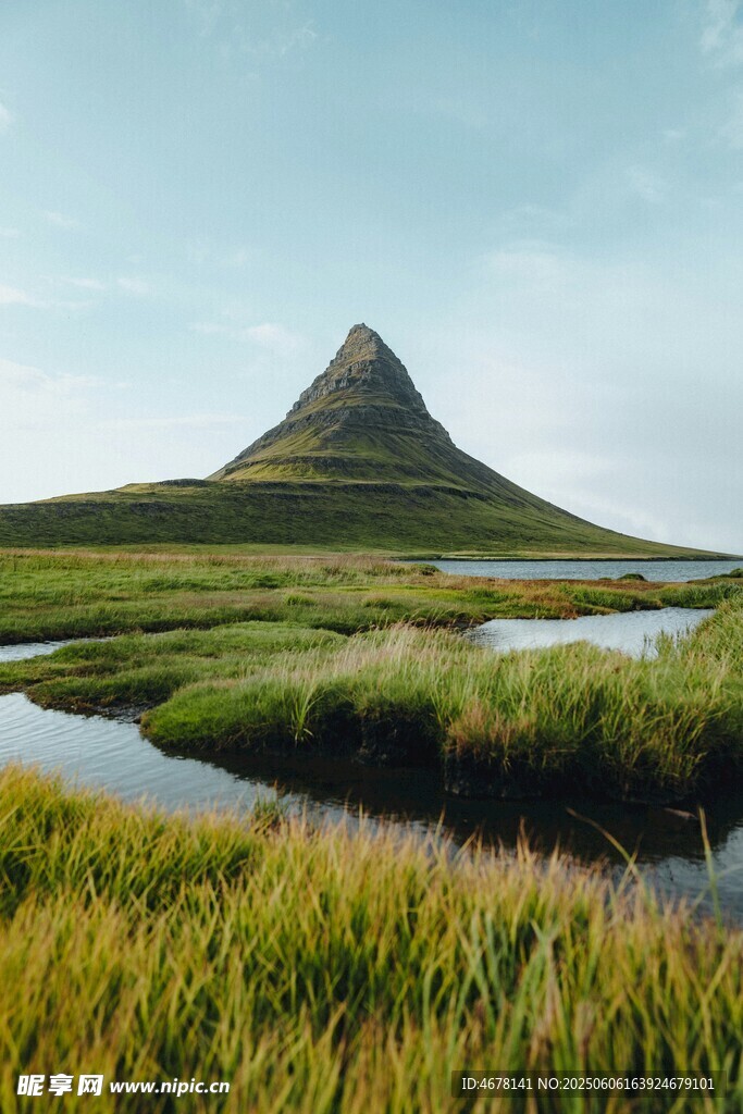冰岛山丘草地河流美景