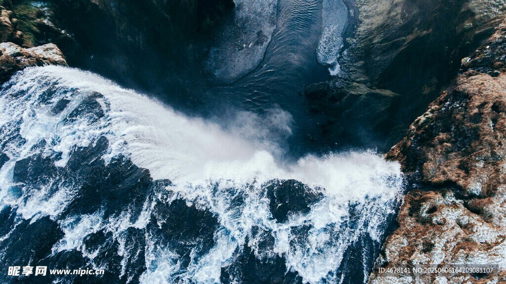 俯瞰汹涌澎湃的海浪