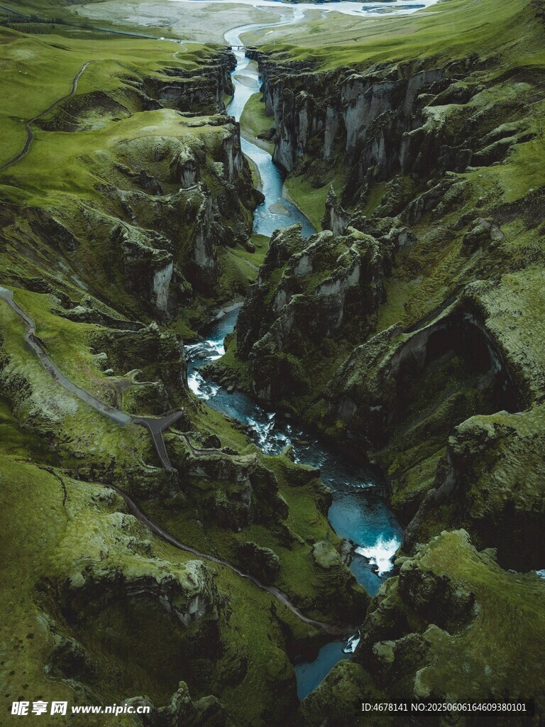 山间蓝溪蜿蜒于翠绿山谷