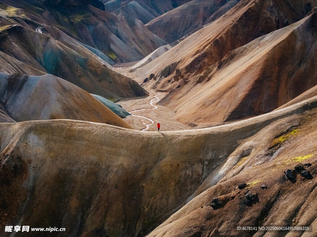 五彩斑斓的壮丽山地景观