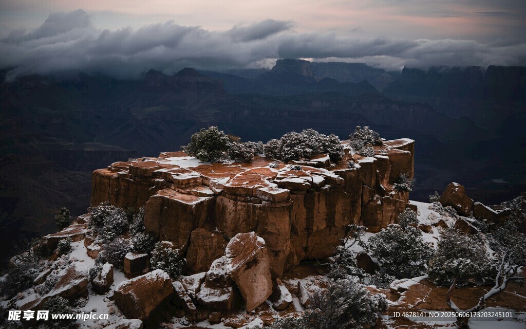 雪覆红岩的壮丽山景