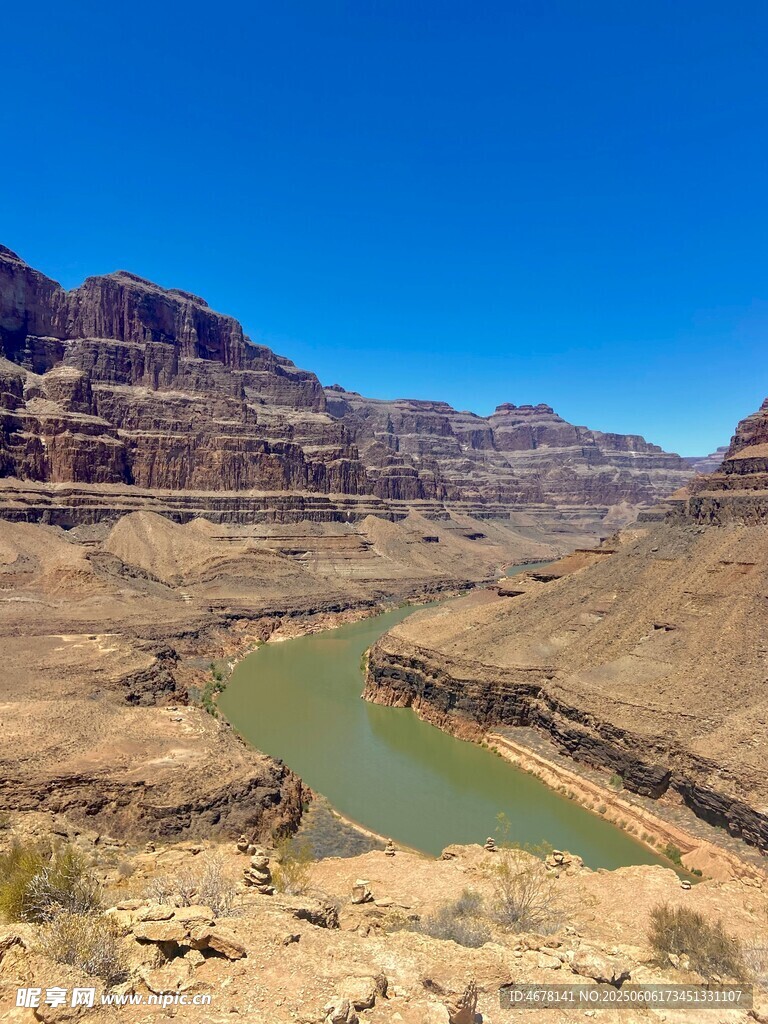 壮丽峡谷中的蜿蜒河流