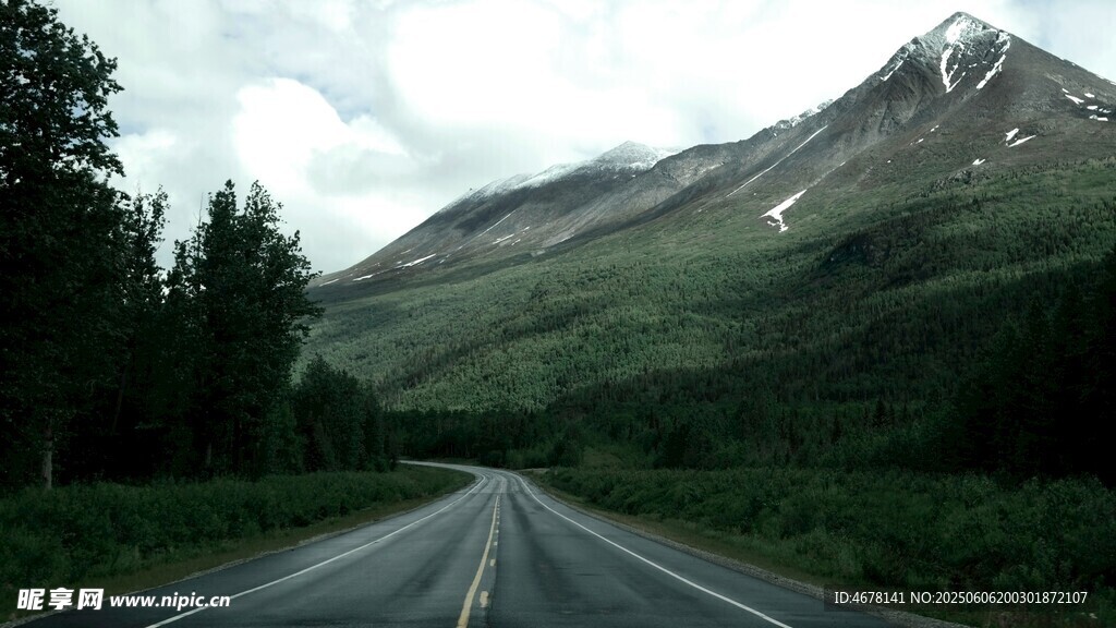 蜿蜒山路旁的秀丽山景