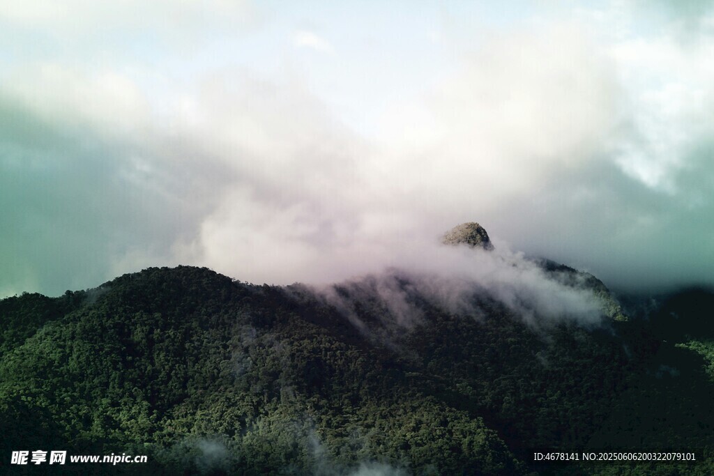 云雾缭绕的青山美景